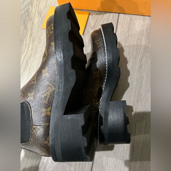 100% Authentic. The LV Beaubourg ankle boot in patent Monogram canvas - Picture 4 of 13